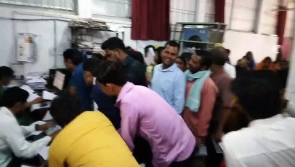 समग्र में मोबाइल नंबर जुड़वाने परेशान हो रहीं हितग्राहीं