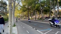 BARCELONA - REAL MADRID | COPA DEL REY | PITADA en la llegada del BUS blanco al CAMP NOU | AS