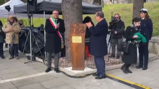 Terremoto, La Russa a L'Aquila scopre stele fiore della memoria
