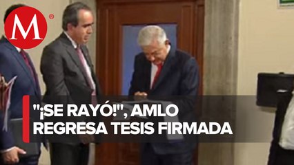 AMLO autografía su tesis en La Mañanera; mostrará su título el lunes