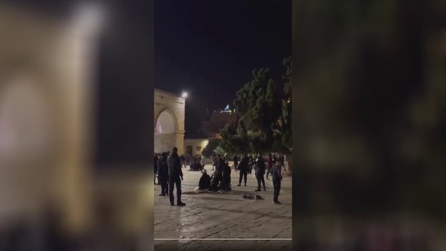 القوات الإسرائيلية تقتحم باحات المسجد الأقصى لمنع المصلين من الاعتكاف #العربية