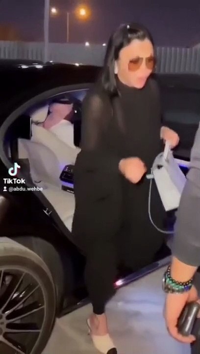 هيفاء وهبي بالاسود