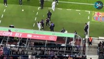 El banquillo tuvo que tranquilizar a Vinicius tras ser machacado por el Barça
