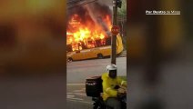 Ônibus bate em poste, pega fogo e passageiros ficam feridos no bairro Sion, em BH