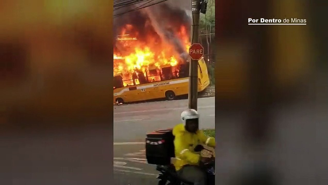 Ônibus bate em poste, pega fogo e passageiros ficam feridos no bairro Sion, em BH