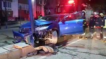 Manisa'da Kontrolden Çıkan Otomobil Aydınlatma Direğine Çarptı 2 Yaralı!