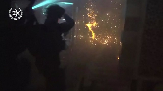 이스라엘 경찰, '이슬람 3대 성지' 사원 강경 진압...팔, 보복성 로켓 공격 / YTN