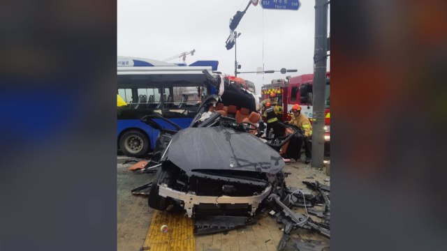 파주 사거리에서 버스가 승용차 추돌...3명 다쳐 / YTN