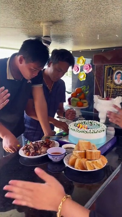 Hội bạn đem bánh tổ chức sinh nhật cho bạn thân đã khuất ở nghĩa trang