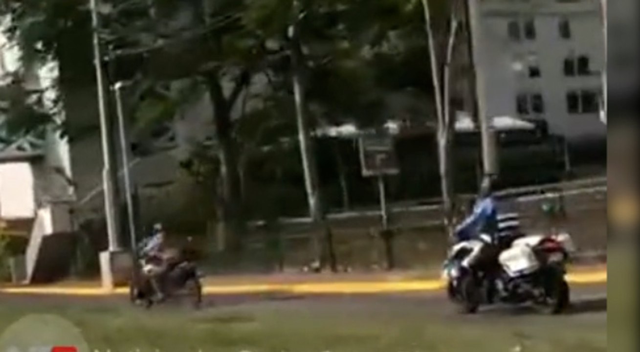 est-Motociclista atropella policía, se da a la fuga y es detenido en Santa Ana-050423