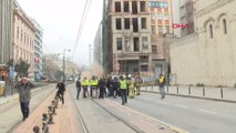 Beyoğlu'nda 5 katlı binada çökme anı kamerada