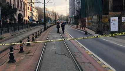 Télécharger la video: Beyoğlu'nda 5 katlı binada çökme meydana geldi! Tramvay seferleri durduruldu