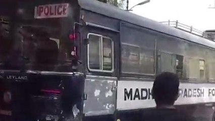 खंडवा: अचानक चला पुलिस वाहन, मोबाइल दुकान में घुसी अनियंत्रित बस