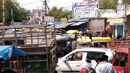 आशा कार्यकर्ताओं ने घेरा राजगढ़ चौराहा, जाम लगा