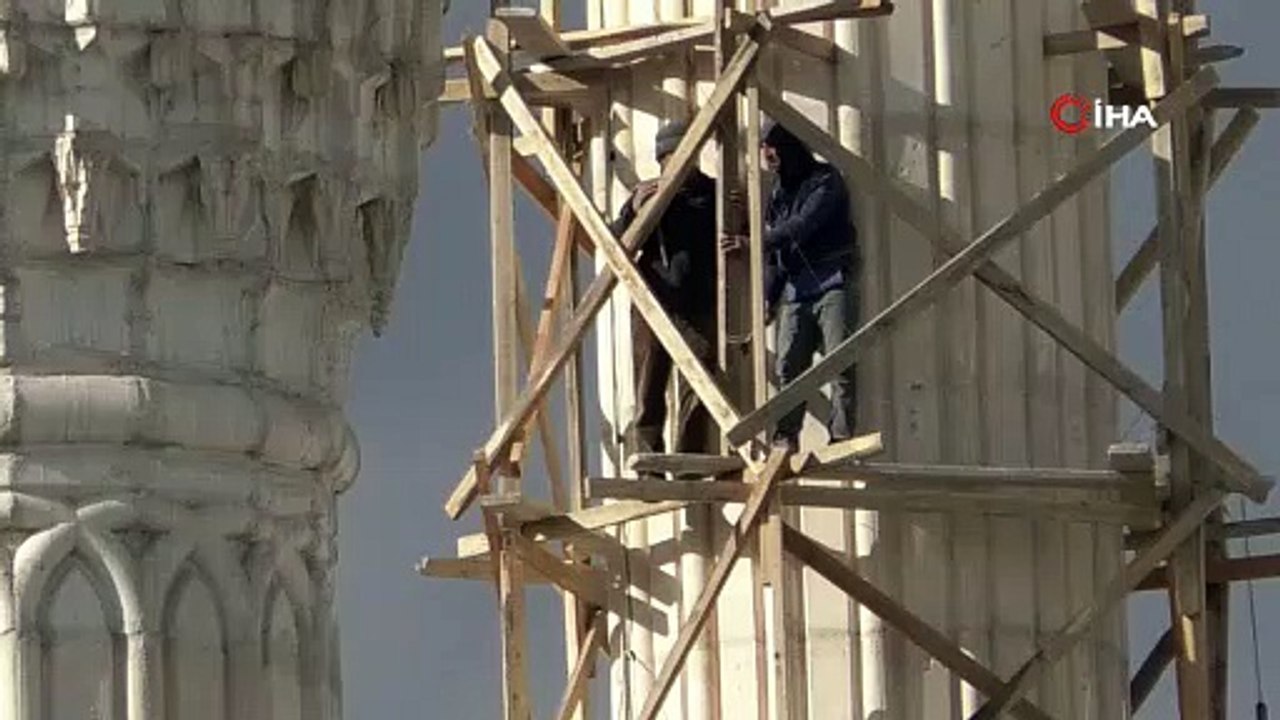 Hayatlarını böyle tehlikeye attılar! Metrelerce yüksekte ölümle dans