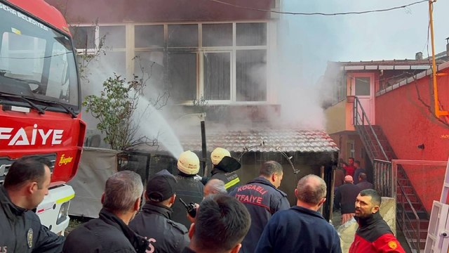 Kocaeli’de 4 katlı binada yangın: 2 kişi dumandan etkilendi