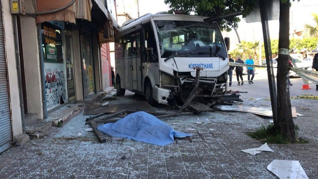 Minibüs durakta bekleyenlerin arasına daldı