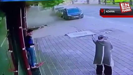 Adana'da dolmuş durağa daldı