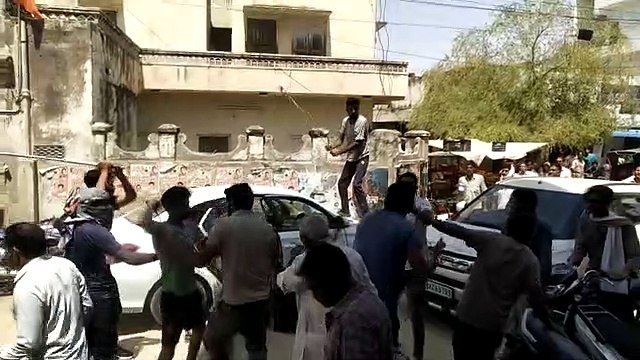 Video News - दिन दहाड़े आए चार-पांच बदमाश, कार पर बरसाई लाठियां, लोगों पर किया हमला
