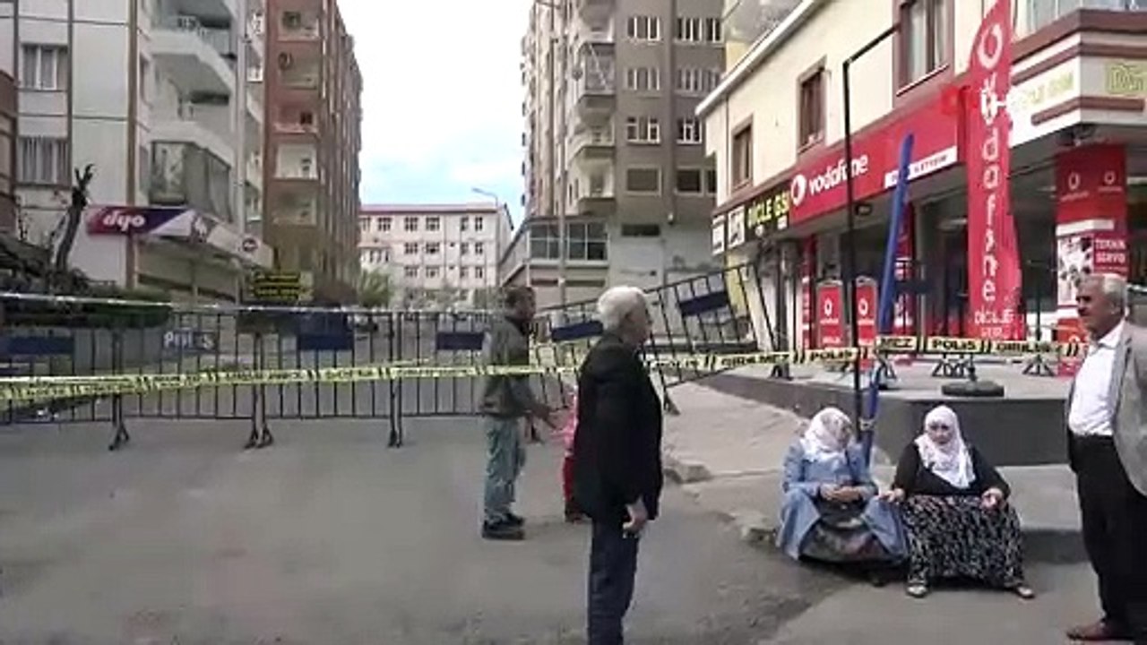 Diyarbakır’da ağır hasarlı bina çöktü, çevresindeki bina ve okul tahliye edildi