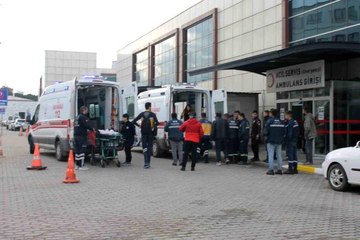 Biga'da fabrika işçilerini taşıyan otobüs devrildi: 17 işçi yaralandı