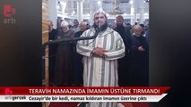 Teravih sırasında imamın üzerine tırmanan kedi viral oldu