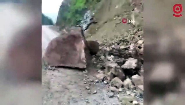 Osmaniye’de heyelanda düşen kaya parçaları yolu kapattı