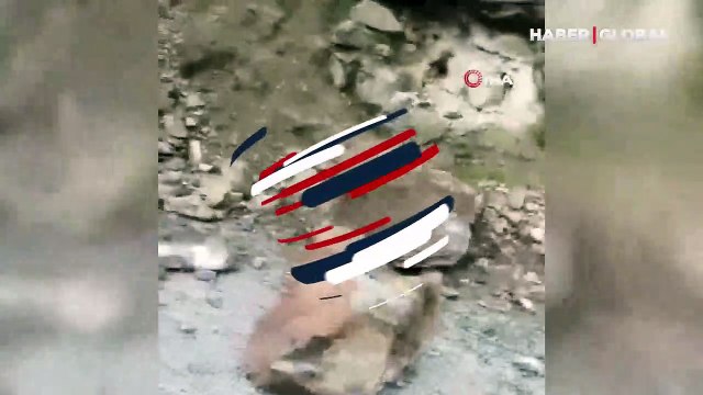 Osmaniye’de korkunç görüntü: Heyelanda düşen kaya parçaları yolu kapattı