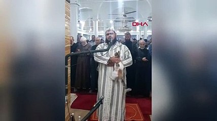 Teravih kıldıran imamın üstüne atladı