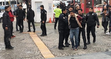 Duruşma sonrası adliye önünde bıçaklı kavga