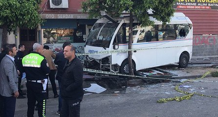 Minibüs durakta bekleyenlerin arasına daldı: Ölü ve yaralılar var