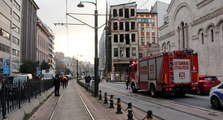 Beyoğlu’nda metruk binada çökme: Yol trafiğe kapatıldı