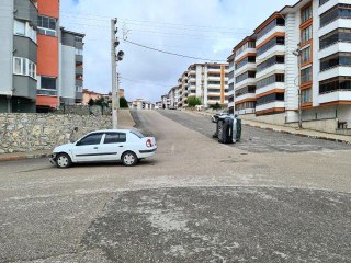 Karabük'te meydana gelen kazada otomobil yan yattı