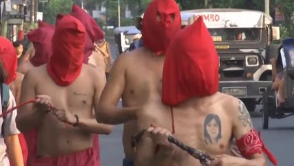 Devotos filipinos purgan sus pecados a golpe de látigo