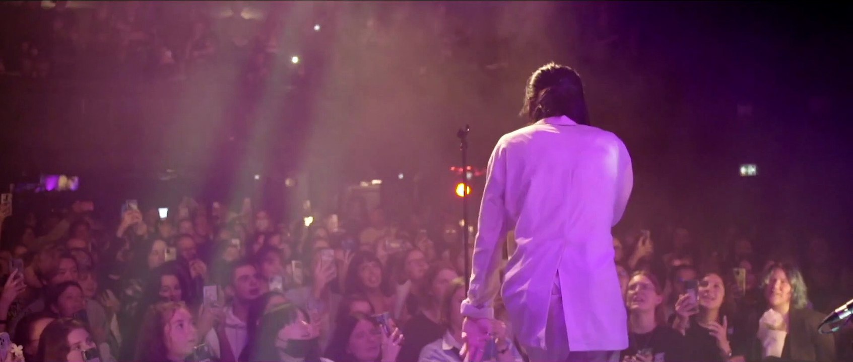 Nuit Incolore interprète "Crush" en live à Paris