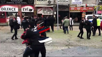 Duruşma sonrası adliye önünde bıçaklı kavga anları kameraya böyle yansıdı