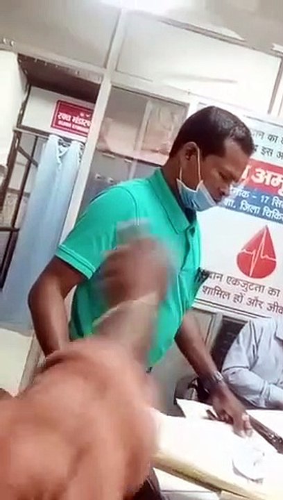 खून लेने ब्लड बैंक पहुंचे लोगों को कर्मचारी ने वापस लौटाया, कहा- हमें छुट्टी मनाने दो, देखें Viral Video