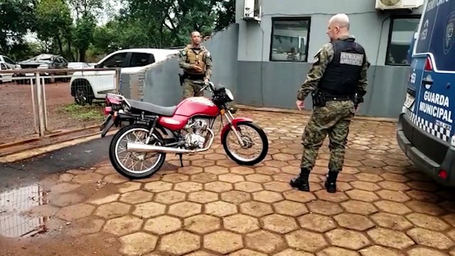 Motocicleta com alerta de furto é recuperada após indivíduo colidir contra caminhão de coleta de lixo