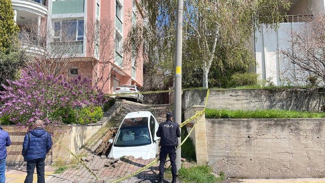 Otomobil çöken yolda oluşan çukura düştü