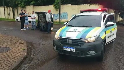 Uno tomba após colisão com Fiesta no Bairro Neva, em Cascavel