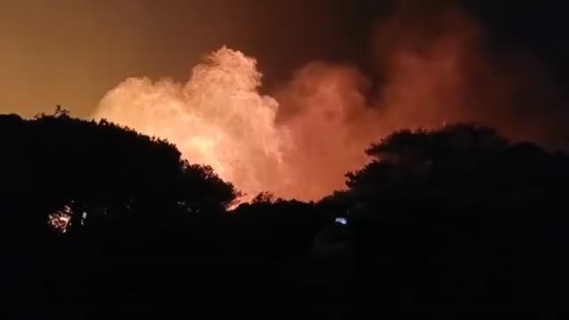 El incendio de Tarifa obliga a desalojar a 70 vecinos