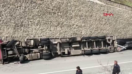 Artvin'de Kömür Yüklü TIR Devrildi: 1 Yaralı