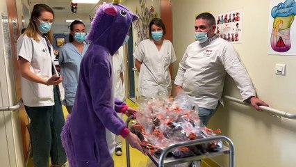 Une entreprise distribue des chocolats aux enfants hospitalisés