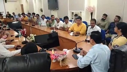 नवागत कलेक्टर दिनेश जैन ने किया पदभार ग्रहण,पहले ली अधिकारियो की बैठक, फिर मीडिया से हुए मुखातिब