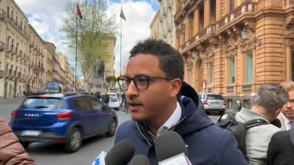 Catania, alla manifestazione per il caro-voli c'è Salvini ma è una sagoma