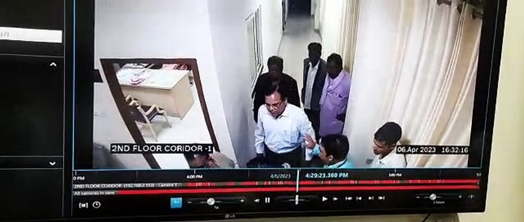 सचिवालय पास नहीं बनाने से गुस्साए कर्मचारी नेता ने क्लर्क से की हाथापाई, CCTV में कैद हुई घटना