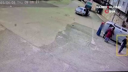 Otomobilin yan yattığı kaza anı kameraya yansıdı