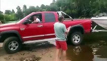 Il met son bateau à l'eau... et ça finit mal pour sa jeep