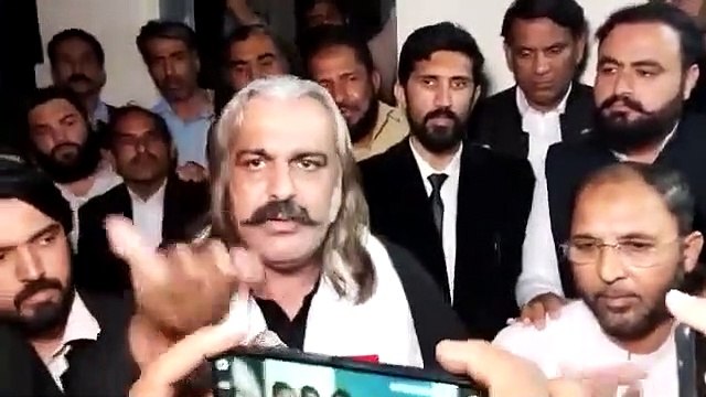 بریکنگ نیوز۔ ۔ ۔ ۔ ہائی کورٹ کے باہر سےعلی امین گنڈا پور کو گرفتار کر لیا گیا۔ #publicnews #breakingnews #pakistannews #expressnews #geonews #arynews