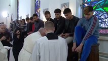 El papa lava los pies a 12 menores en un correccional de Roma